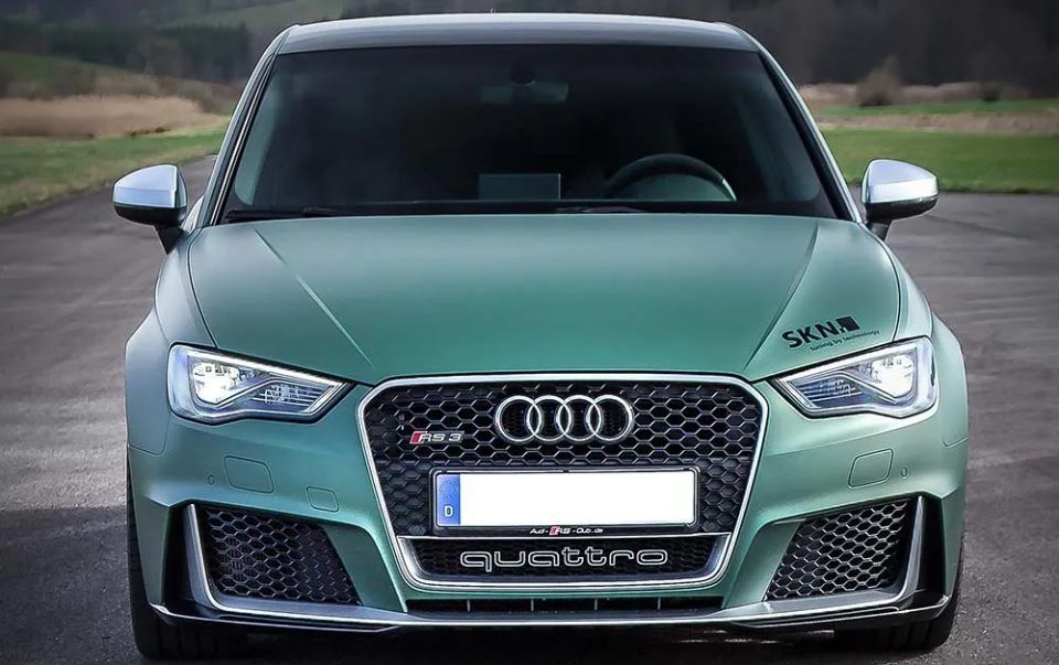 Folierung eines Autos, durchgeführt von der Autoglastechnik Robert Gigl GmbH