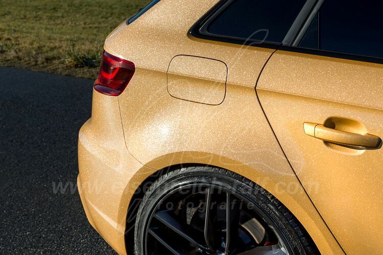 Folierung eines Autos, durchgeführt von der Autoglastechnik Robert Gigl GmbH