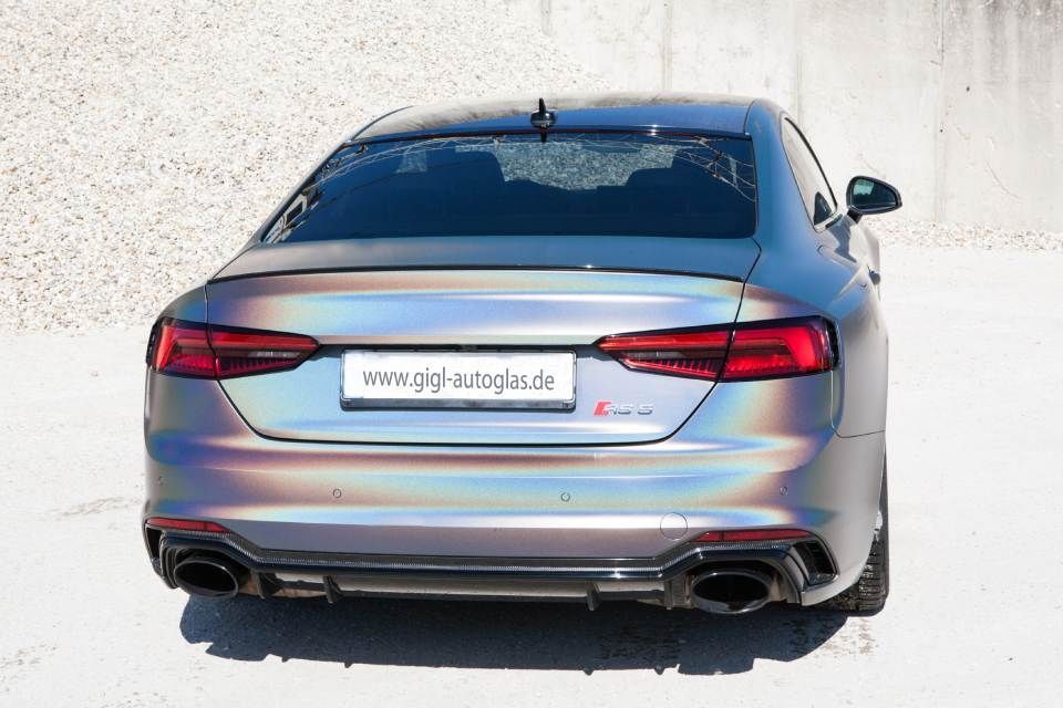 Folierung eines Autos, durchgeführt von der Autoglastechnik Robert Gigl GmbH