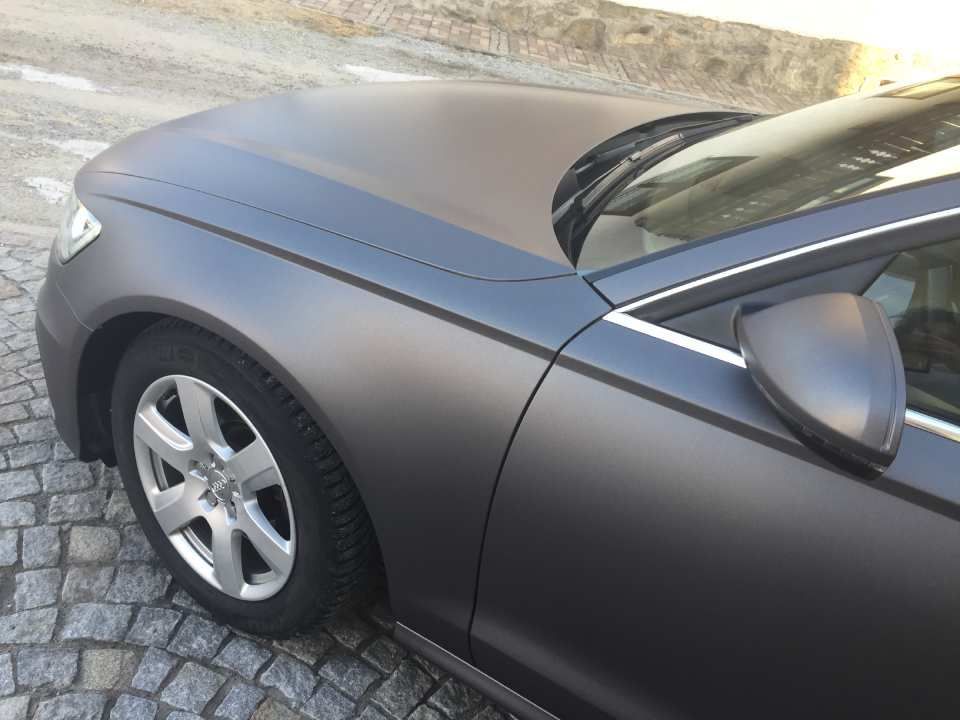 Folierung eines Autos, durchgeführt von der Autoglastechnik Robert Gigl GmbH