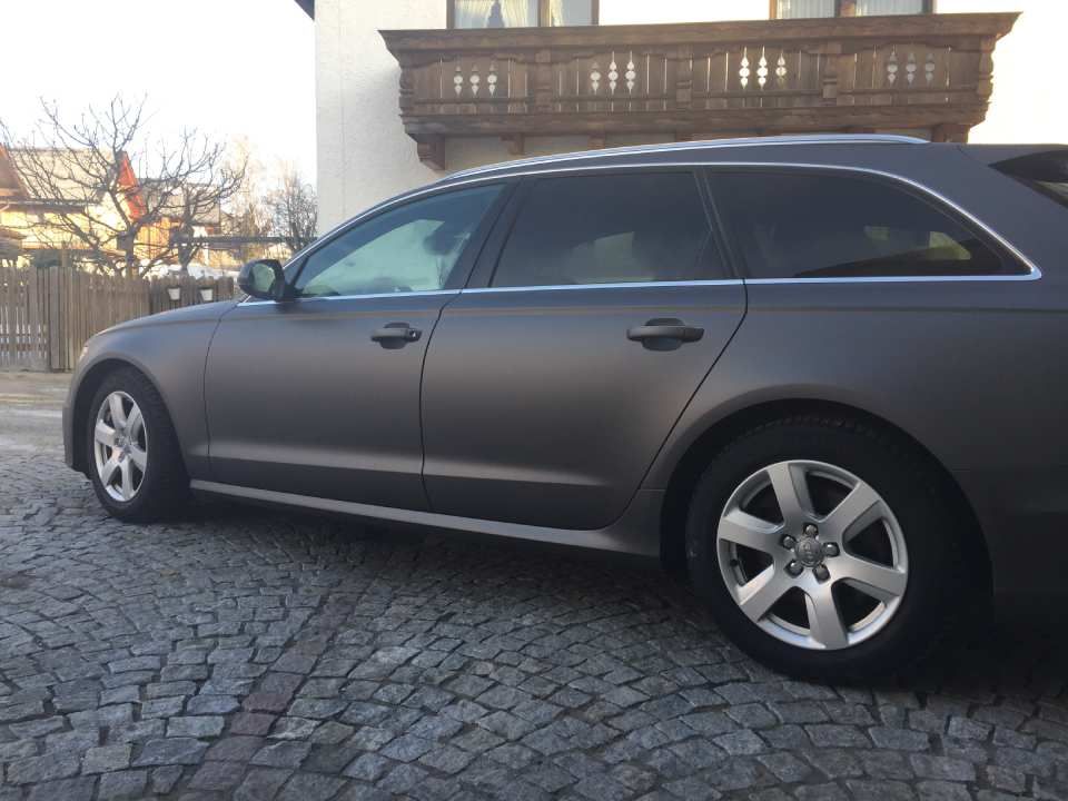 Folierung eines Autos, durchgeführt von der Autoglastechnik Robert Gigl GmbH