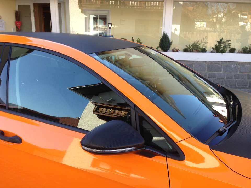 Folierung eines Autos, durchgeführt von der Autoglastechnik Robert Gigl GmbH