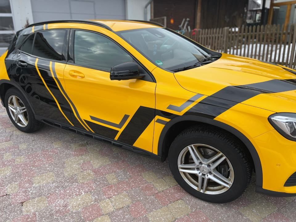 Folierung eines Autos, durchgeführt von der Autoglastechnik Robert Gigl GmbH