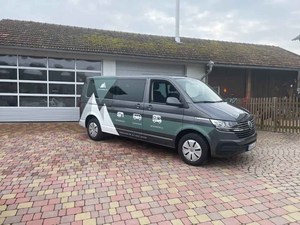 Folierung eines Autos, durchgeführt von der Autoglastechnik Robert Gigl GmbH