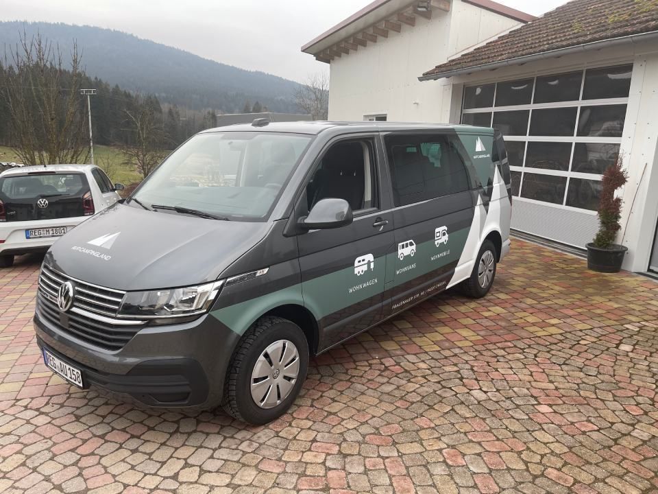 Folierung eines Autos, durchgeführt von der Autoglastechnik Robert Gigl GmbH