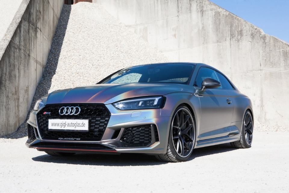 Folierung eines Autos, durchgeführt von der Autoglastechnik Robert Gigl GmbH