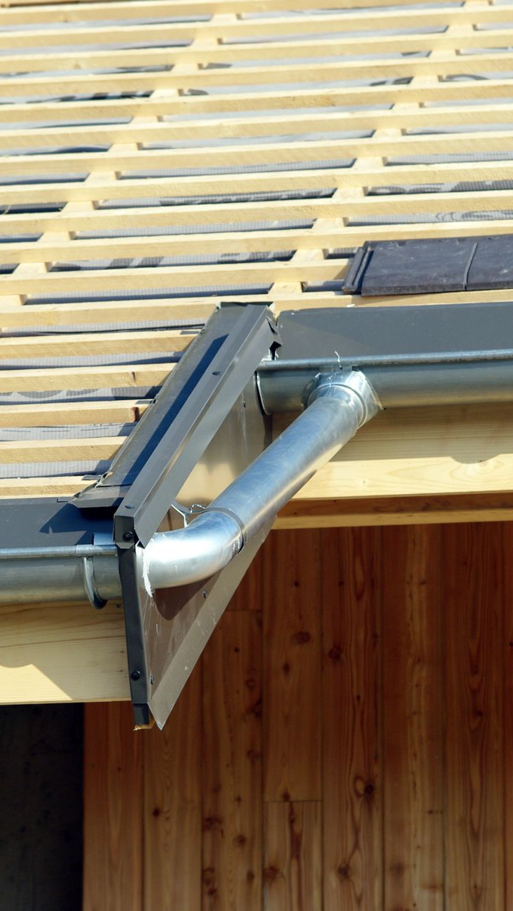 Gros plan sur le système de gouttières d'un toit.
