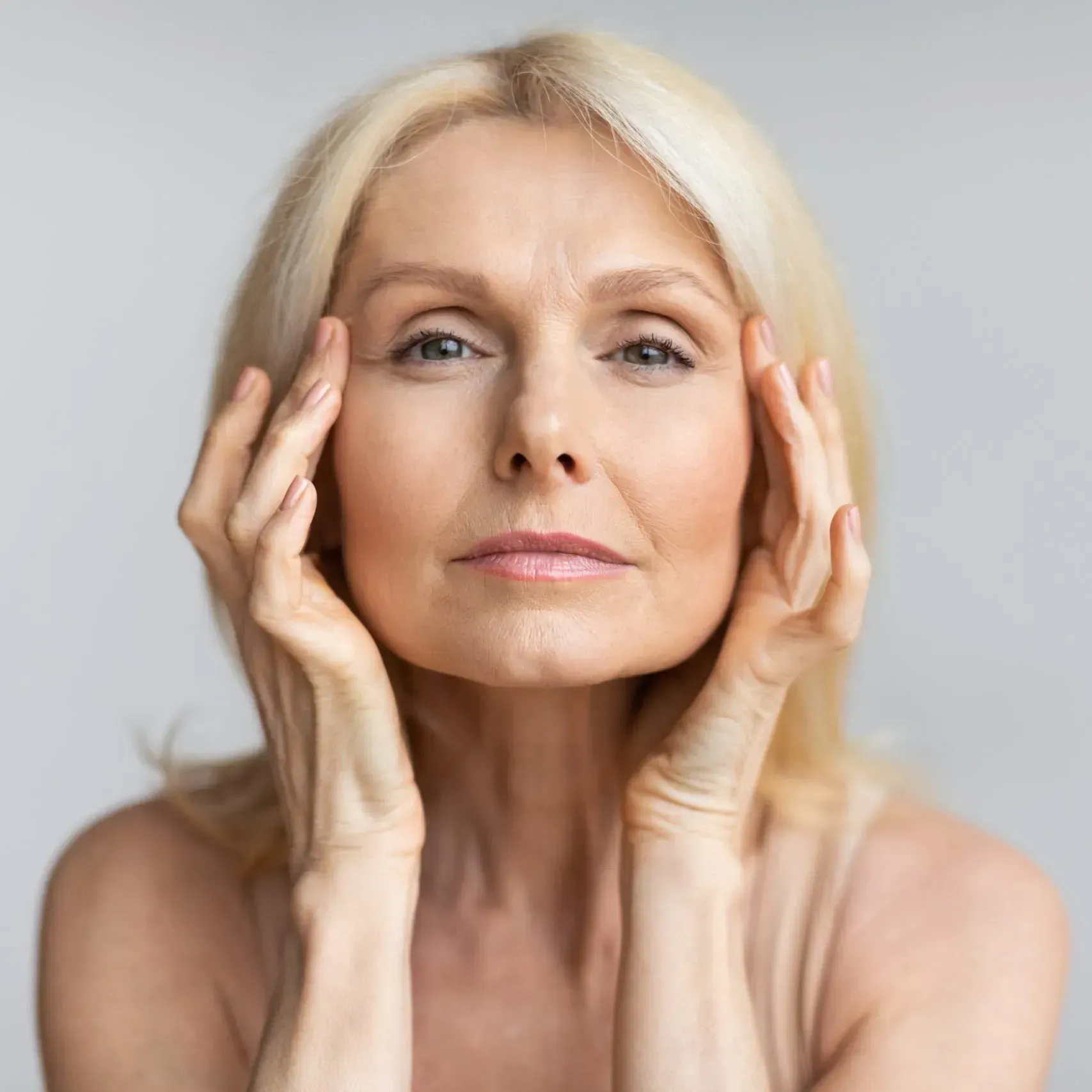 Icono de marcador de posición gris claro con un sol y montañas sobre fondo blanco