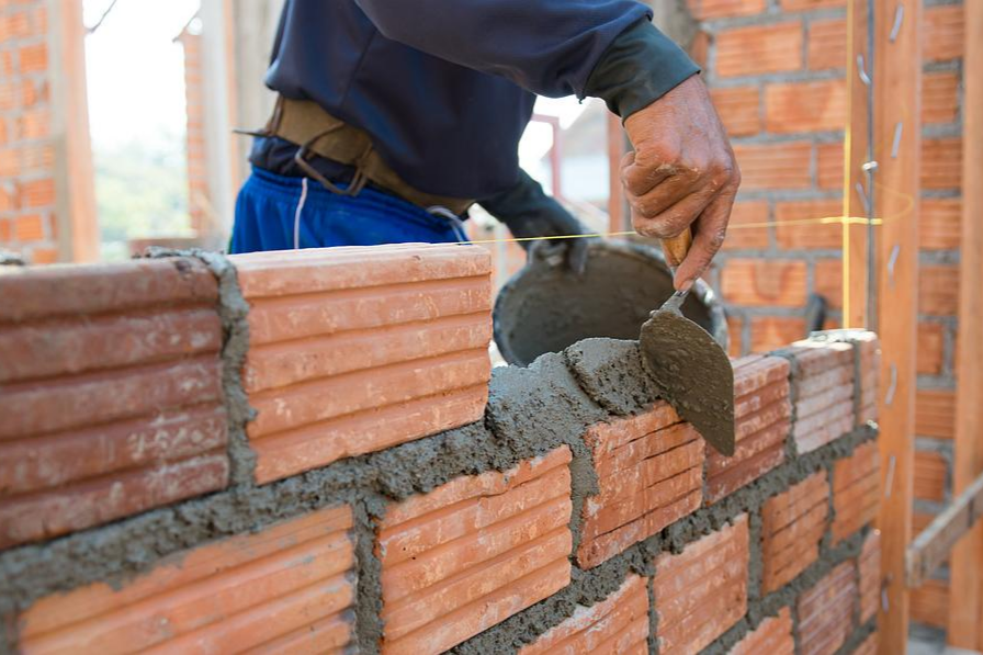 Un homme en train de construire un muret