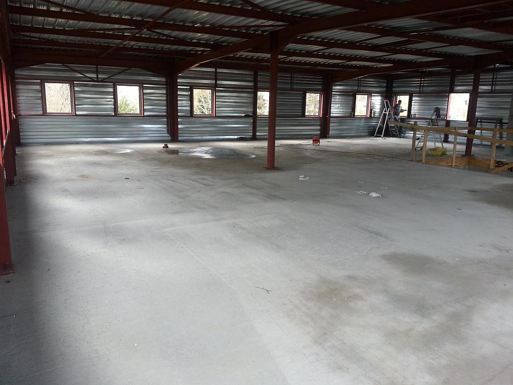 Pose d'une chape en béton dans un entrepôt