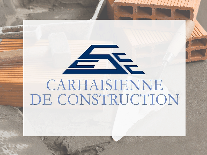 Logo de Carhaisienne de Construction, logo bleu avec texte sur rectangle blanc sur matériaux de construction.