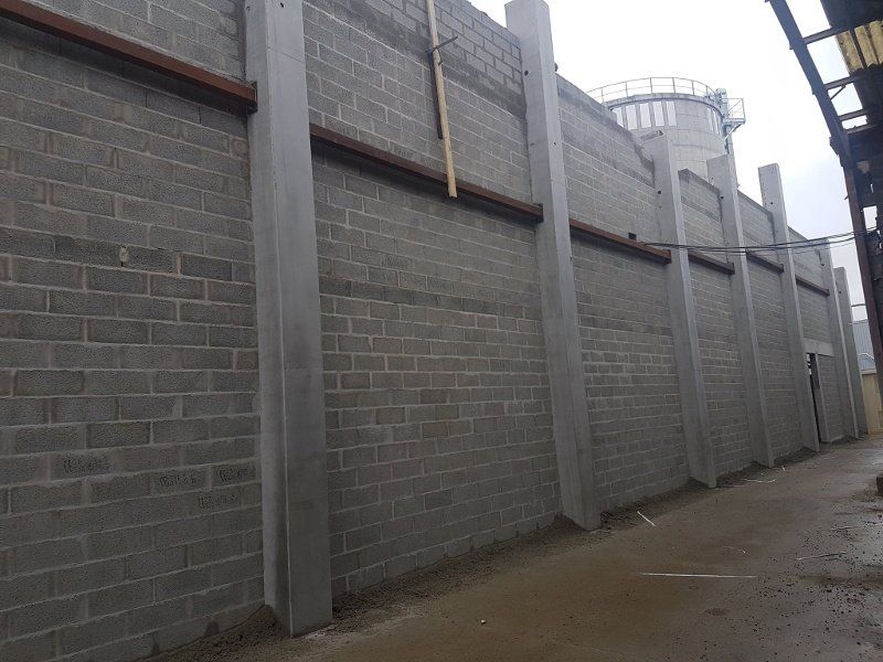 Murs en parpaings d'un entrepôt