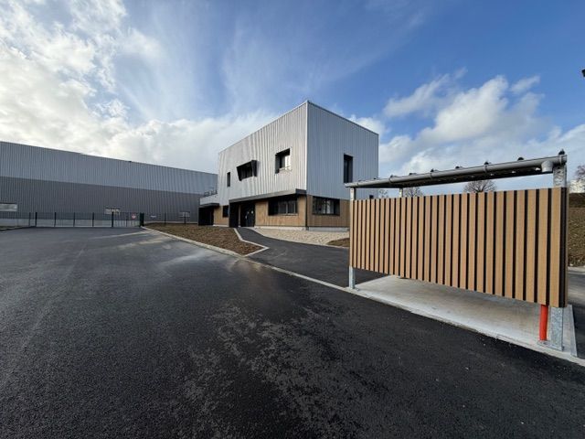 Bâtiment industriel avec fourgon blanc devant