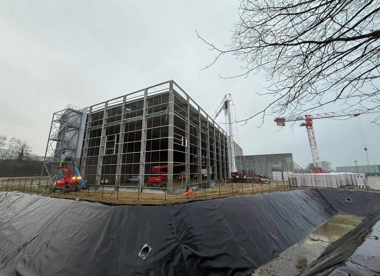 Travaux d'agrandissement avec une grue