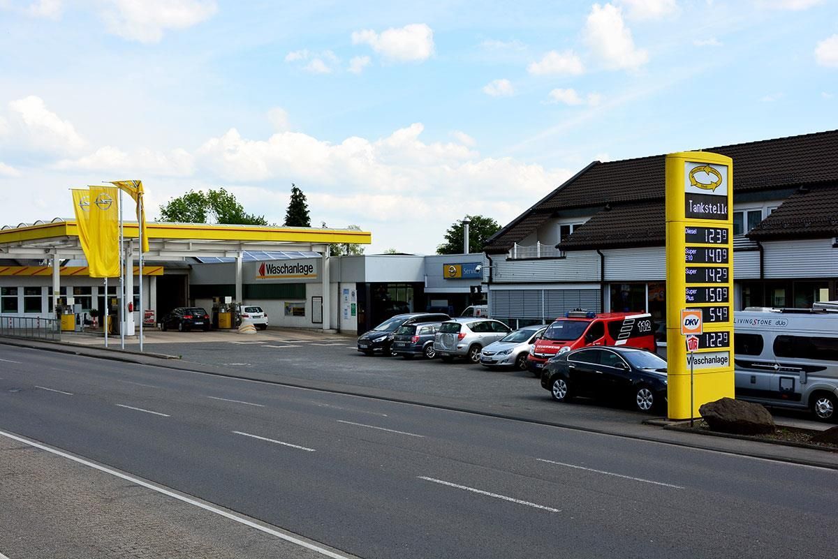 Ein gelbes Schild mit der Aufschrift 