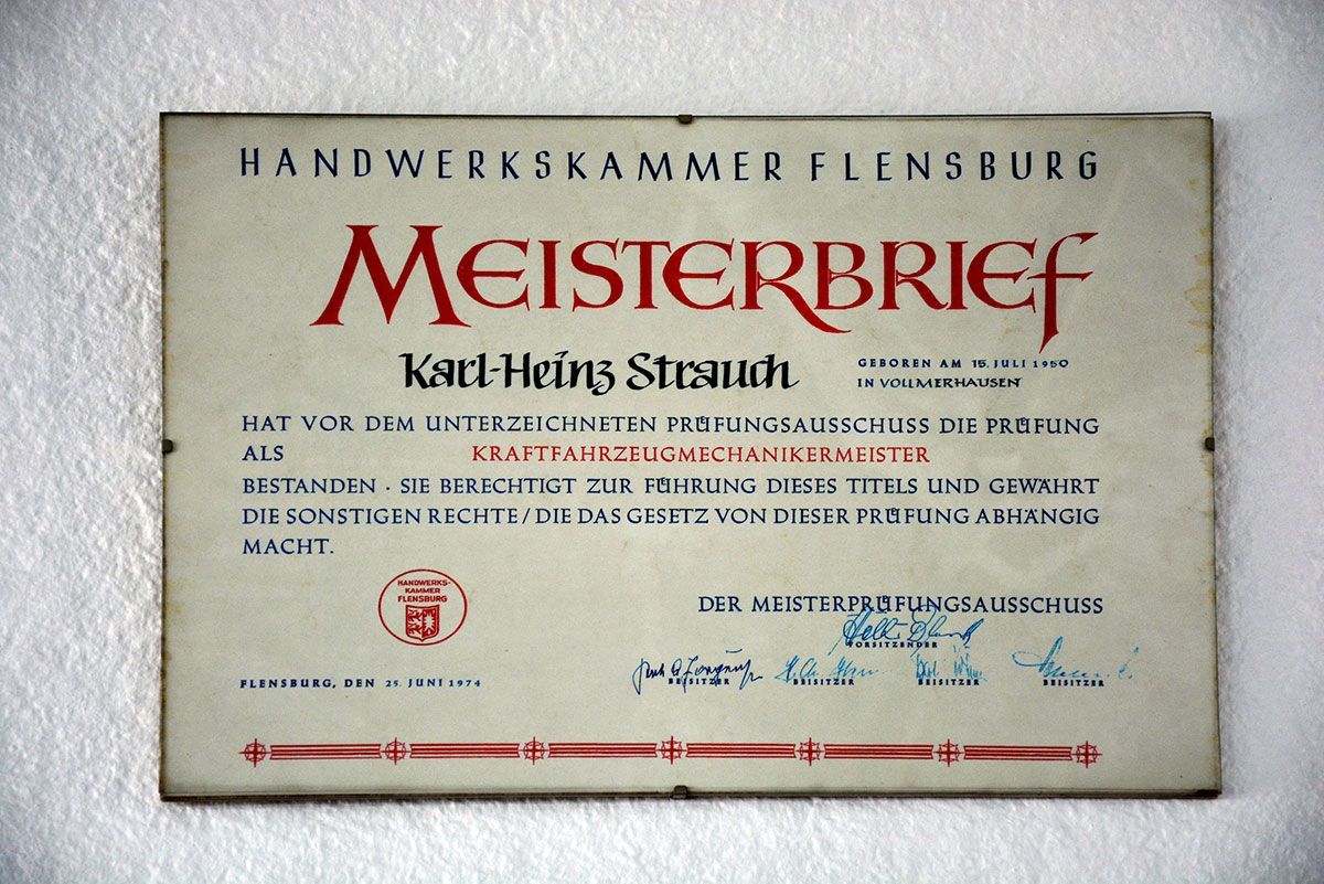 Ein Stück Papier mit der Aufschrift Meisterbrief