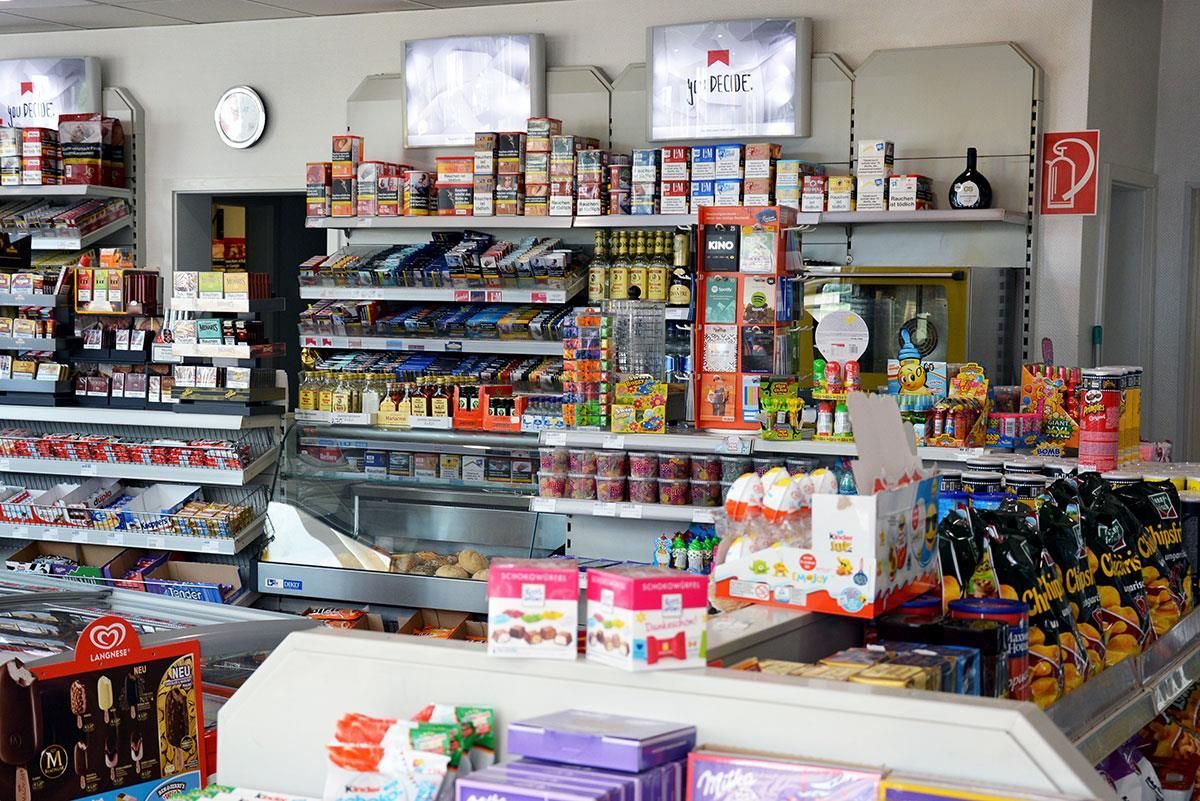 Ein Geschäft mit einem Schild mit der Aufschrift „Marlboro“