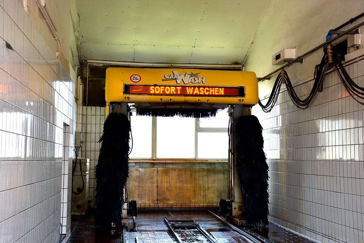 Eine Autowaschanlage mit einem gelben Schild mit der Aufschrift „Soport waiche“