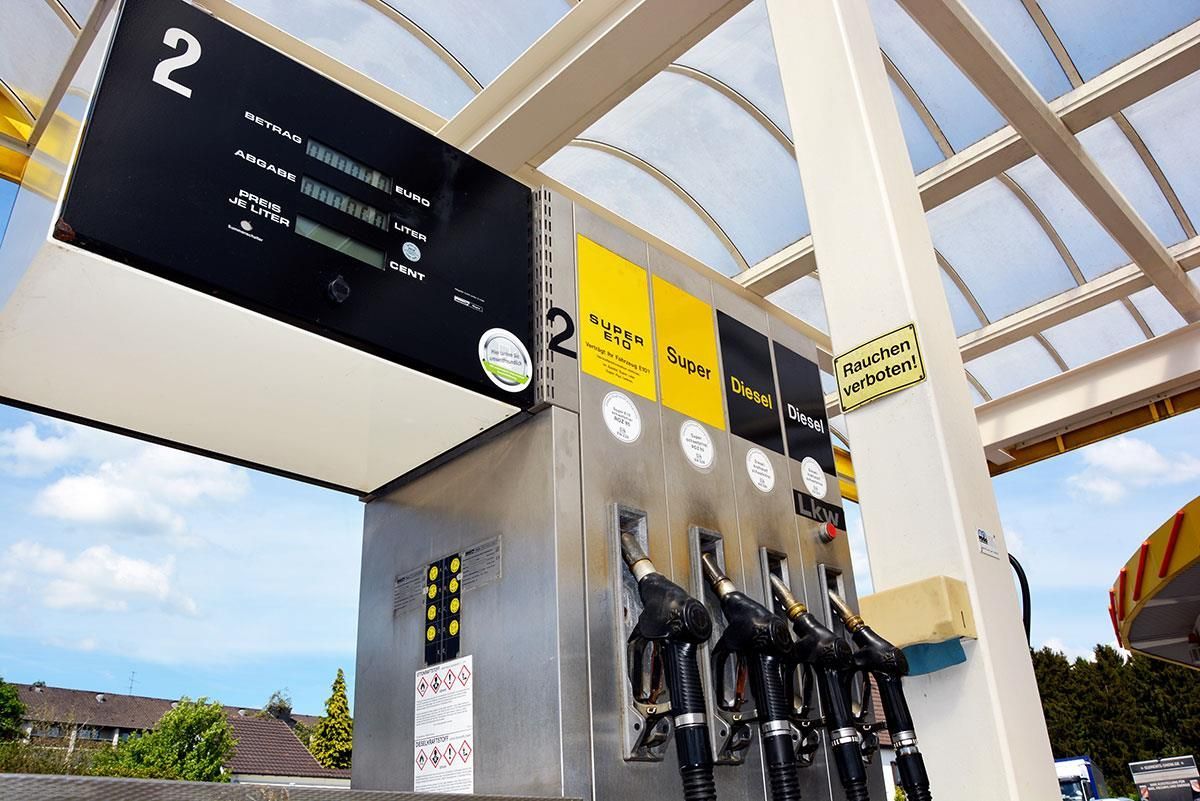 Eine Zapfsäule mit der Zahl 2 darauf