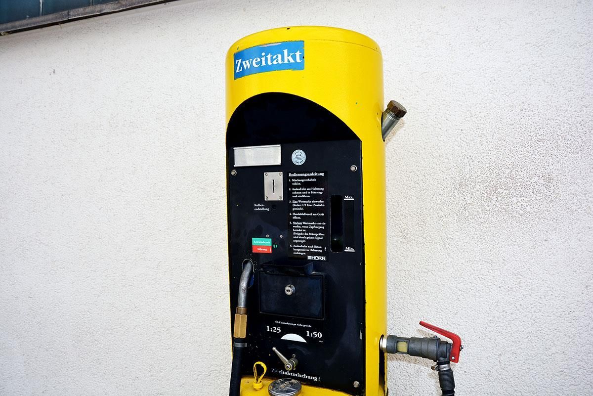 Eine gelbe Telefonzelle mit einem blauen Aufkleber mit der Aufschrift „Neitaku“