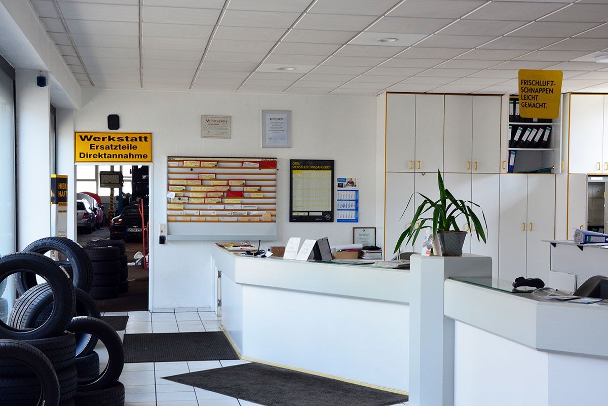 Ein Stapel Reifen liegt vor einer Theke in einem Geschäft