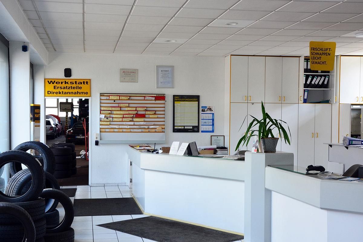 Ein gelbes Schild an der Wand sagt Thomas Kraft