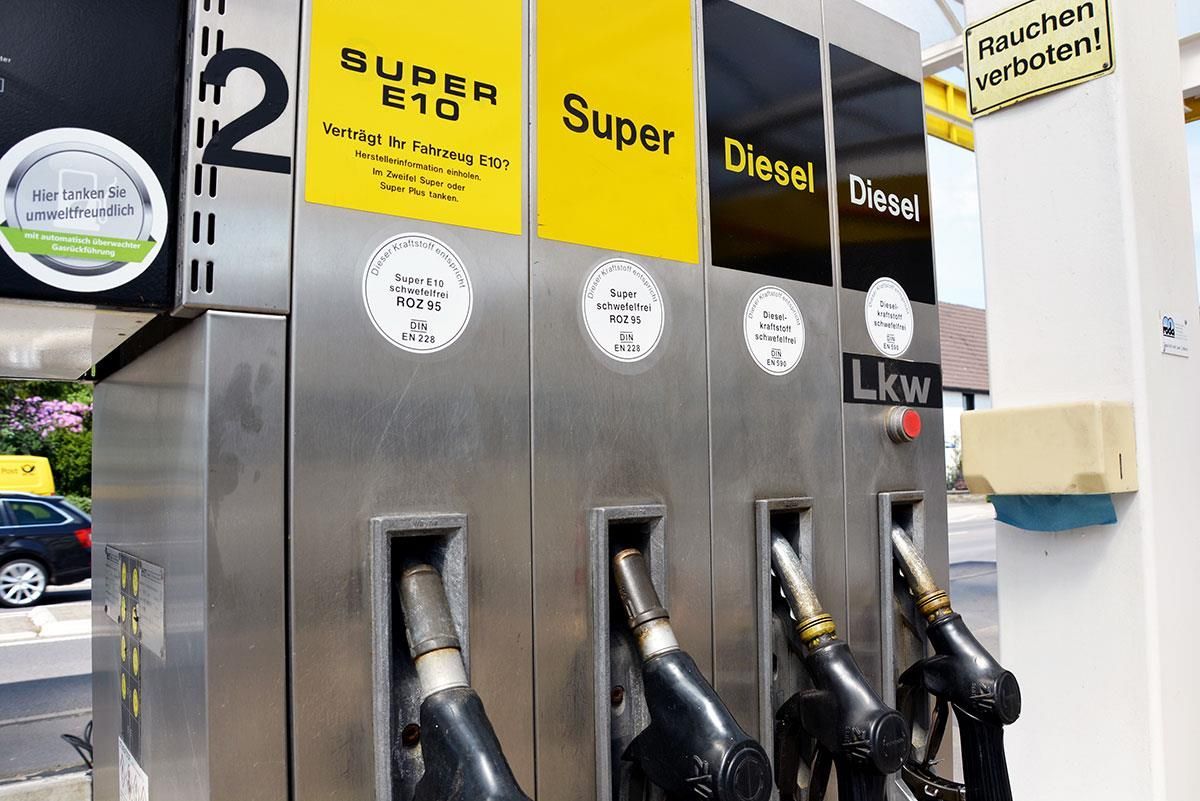 Eine Zapfsäule mit der Aufschrift „Super Diesel“