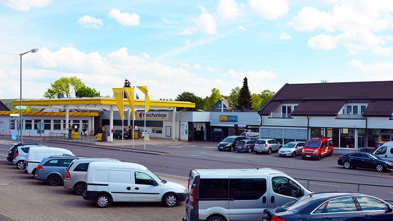 Viele Autos parken vor einer Tankstelle