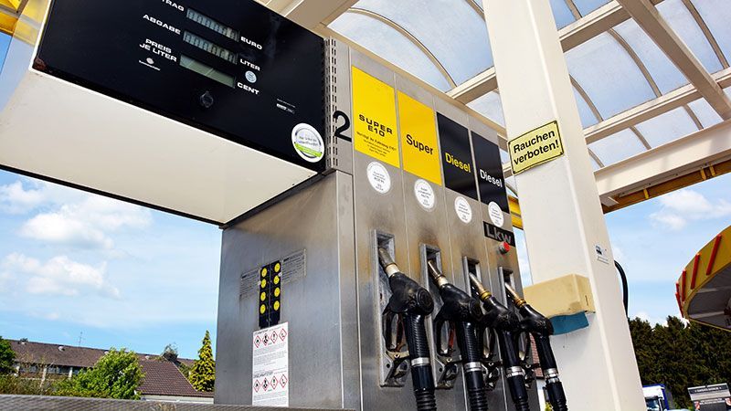 Eine Zapfsäule an einer Tankstelle mit der Aufschrift 