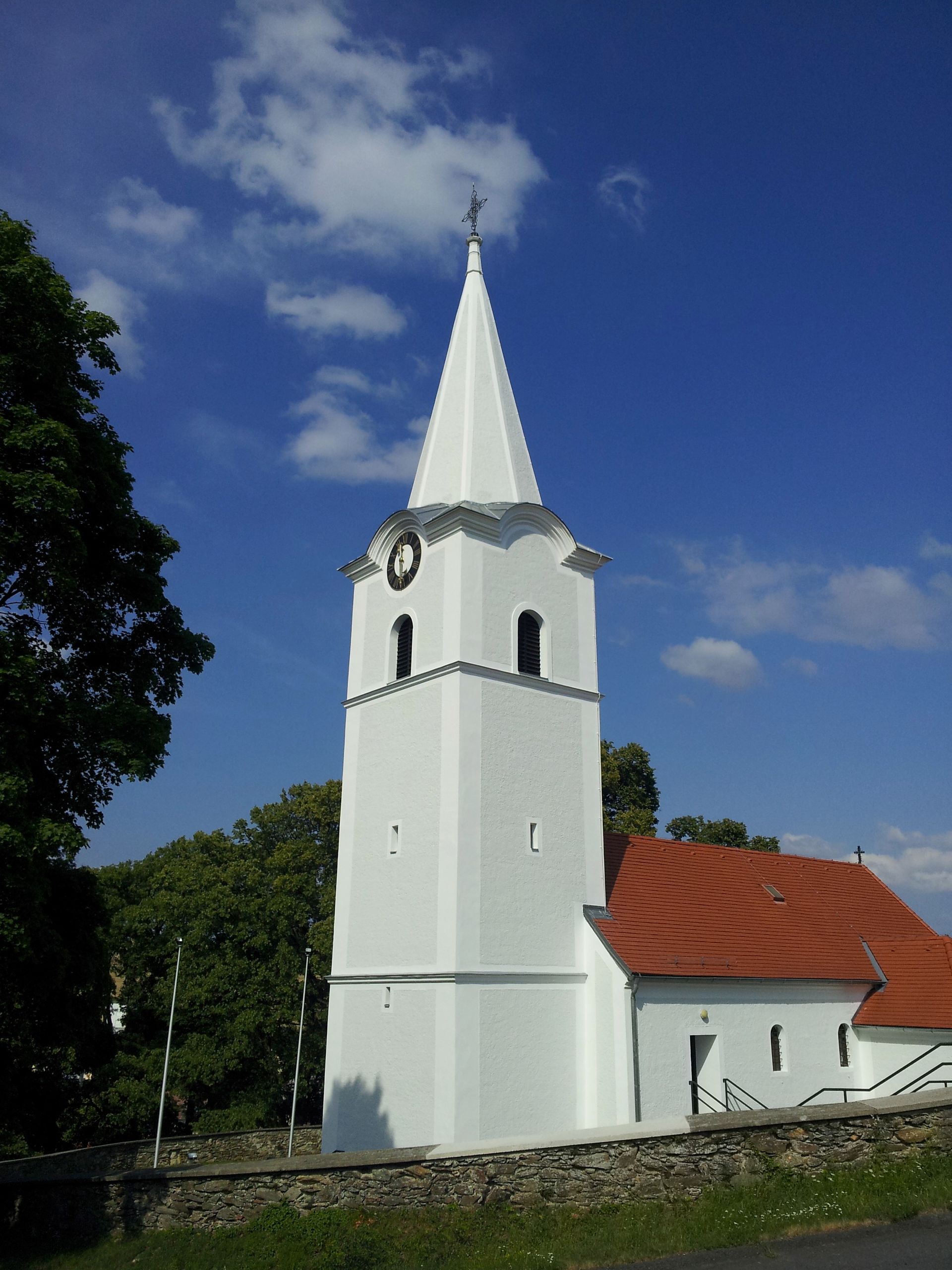 Neu gestrichener Kirchturm