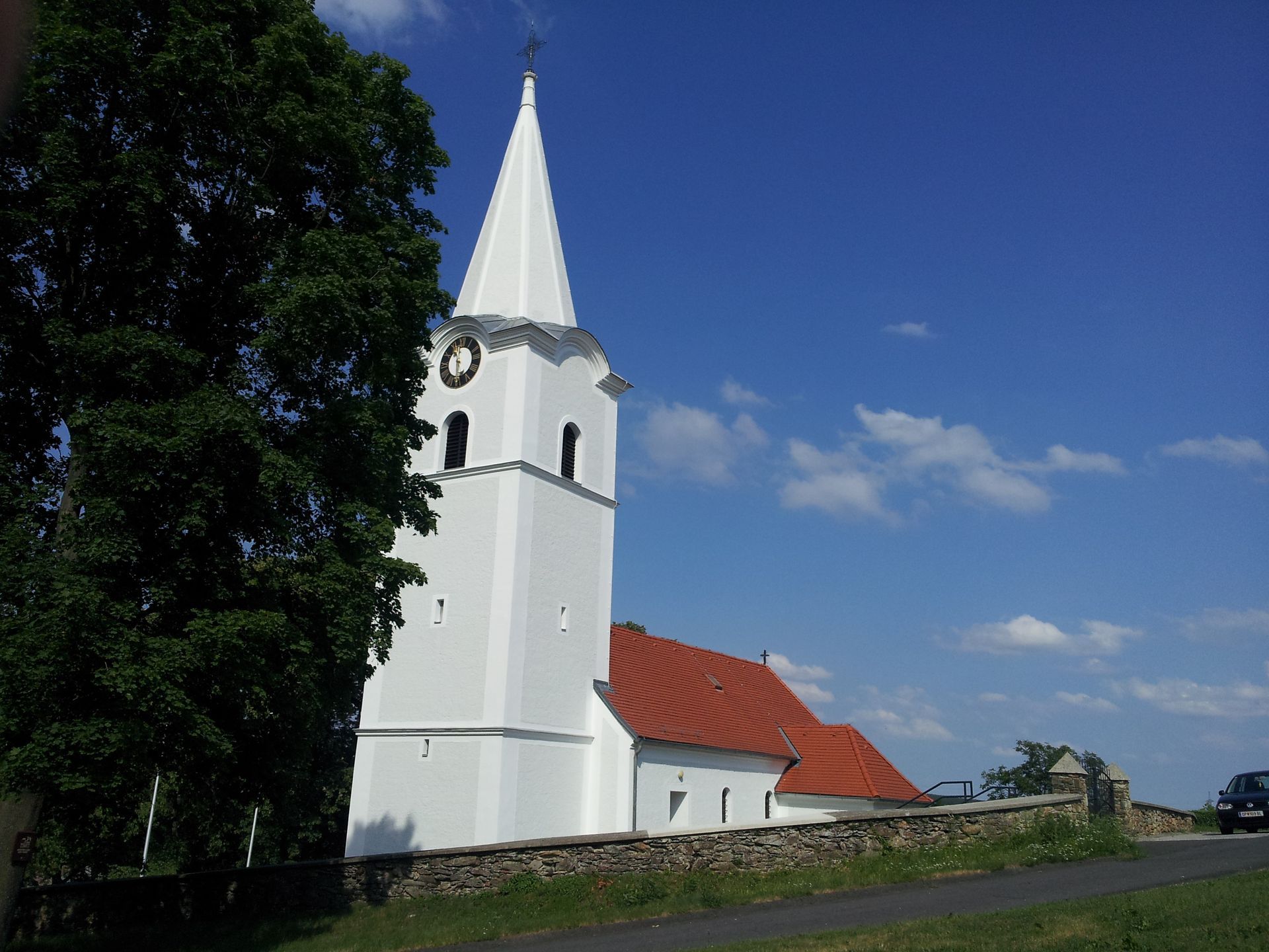Neu gestrichener Kirchturm