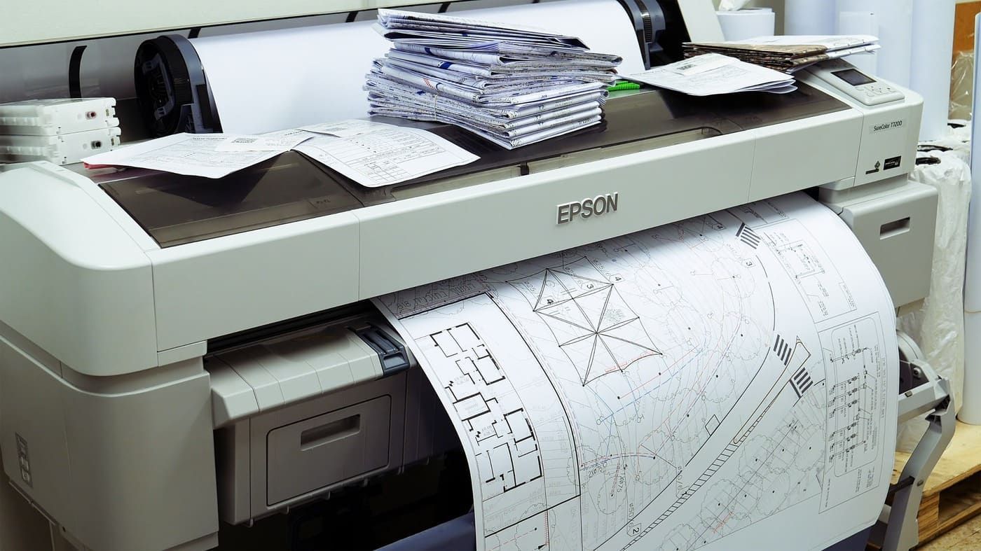 Una impresora Epson está imprimiendo una hoja grande de papel.