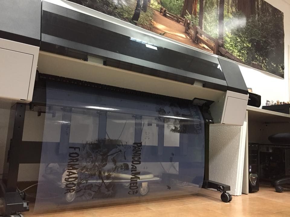 Una caja blanca está encima de una impresora.