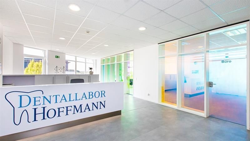 Dentallabor Hoffmann steht auf einem weißen Schild