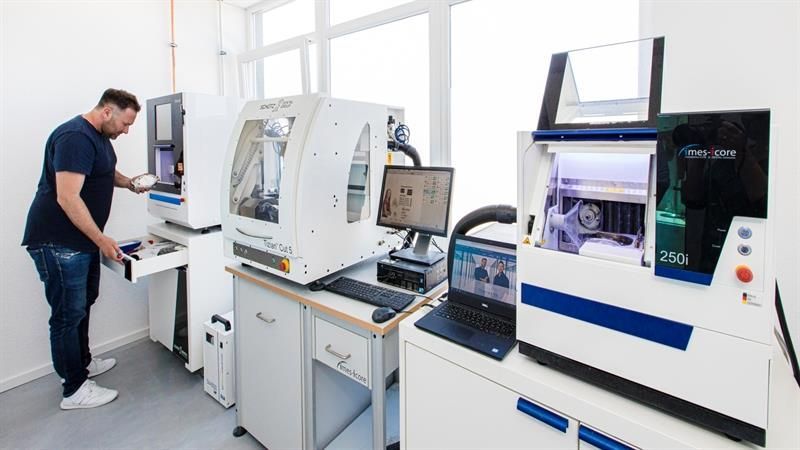 Ein Mann arbeitet in einem Labor an einer Maschine