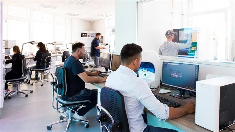 Eine Gruppe von Leuten arbeitet in einem Labor an Computern.