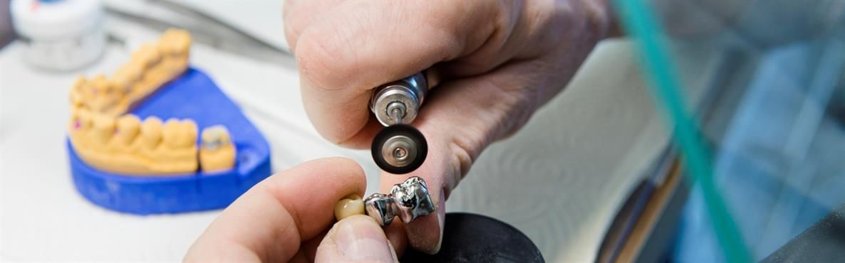 Eine Nahaufnahme einer Person, die ein Werkzeug in der Hand hält.