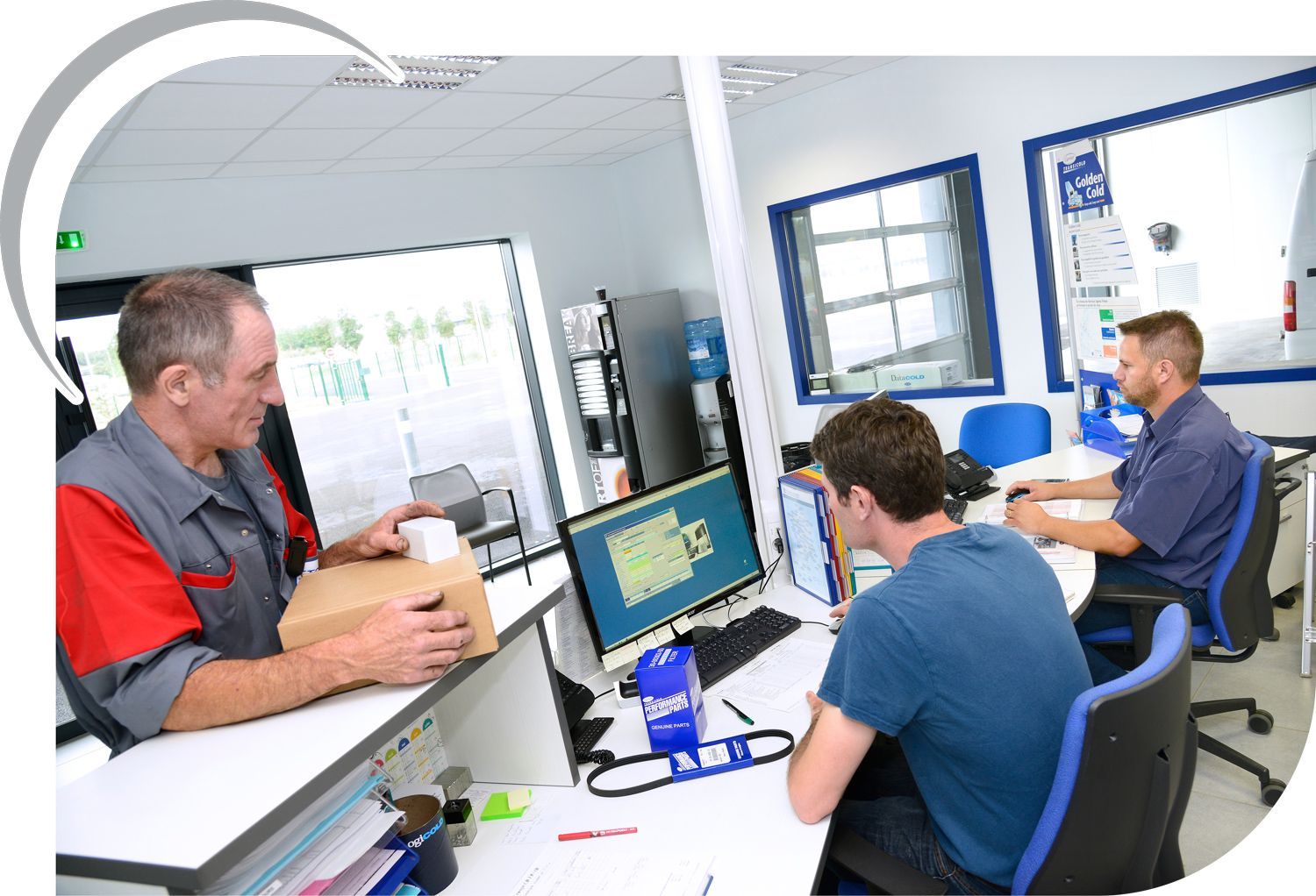Des personnes travaillant à un comptoir de service et à des bureaux dans un bureau lumineux équipé d'ordinateurs et de documents