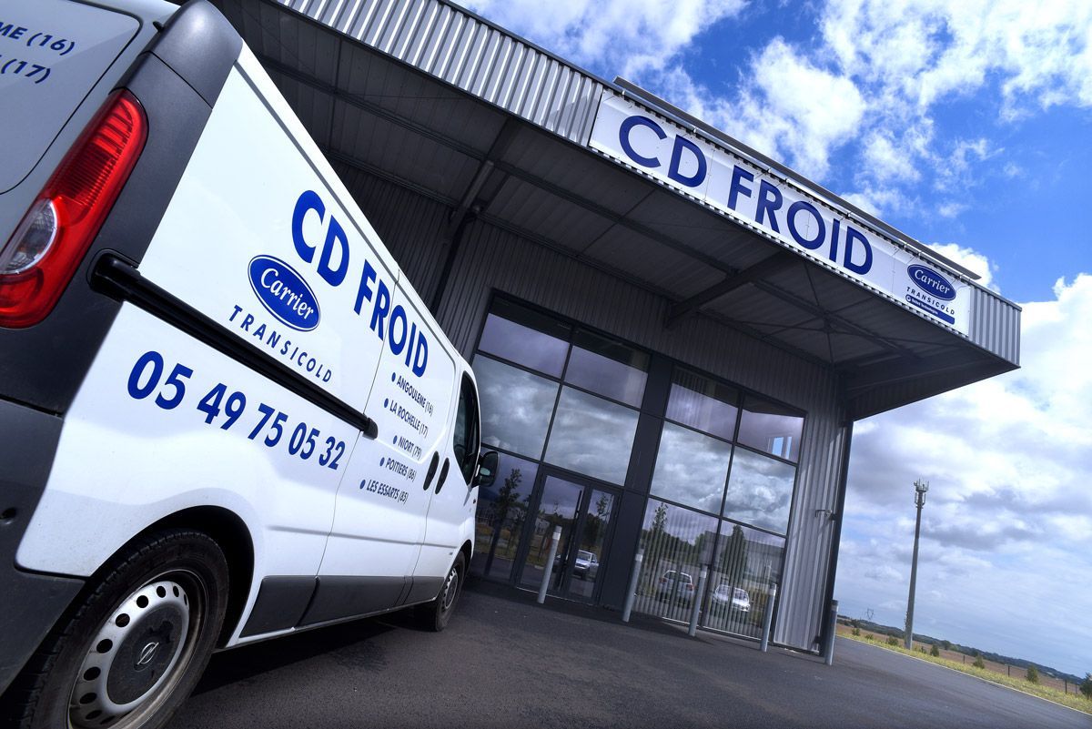 Une camionnette blanche CD FROID est garée devant un bâtiment CD FROID sous un ciel nuageux