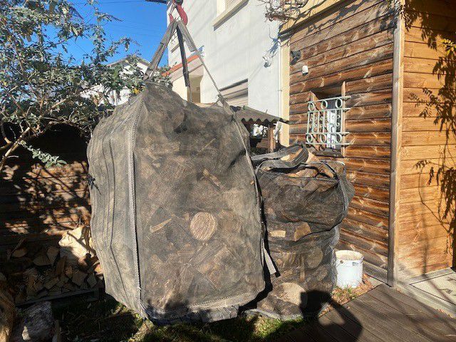 Gros sac de chantier de livraison contenant du bois de chauffage.