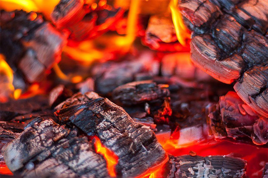 Charbon de bois qui brûle