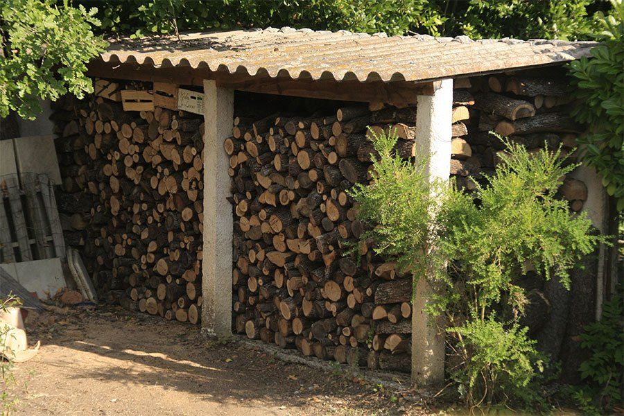 Rangement de bois aéré et sec