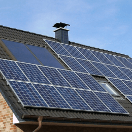 Ein Dach mit vielen Sonnenkollektoren darauf