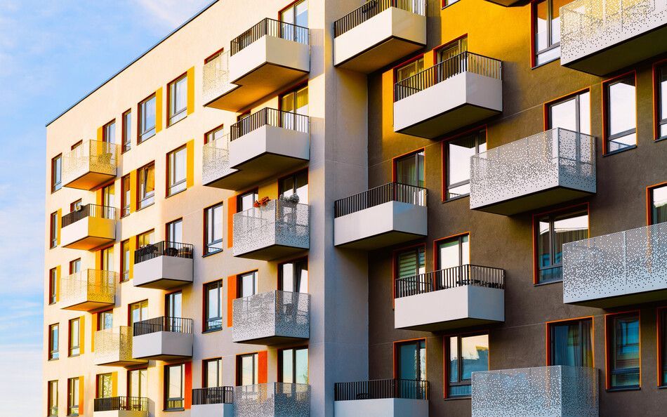 Un gran edificio de apartamentos con muchos balcones y ventanas.