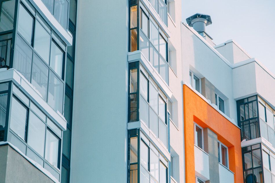Un gran edificio de apartamentos con muchas ventanas y balcones.