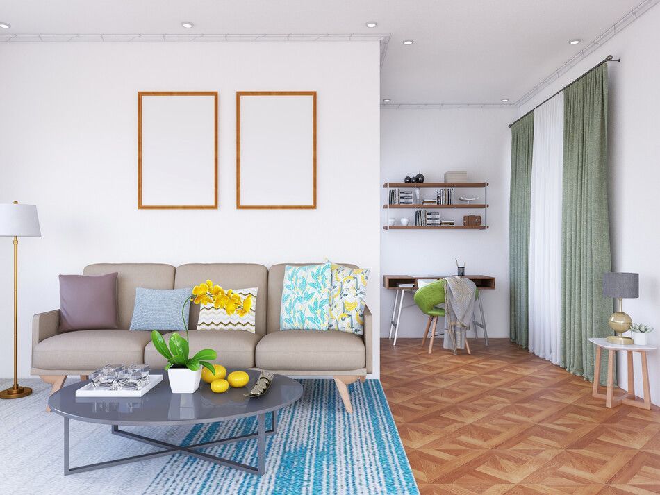 Una sala de estar con un sofá, una mesa de café y un escritorio.