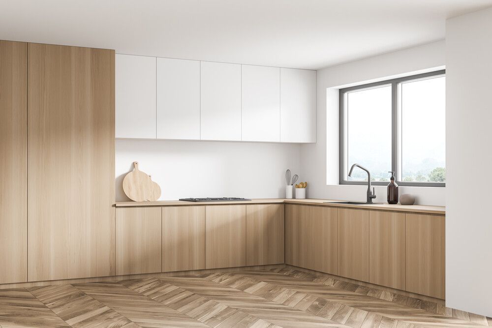 Una cocina con muebles de madera y una ventana.