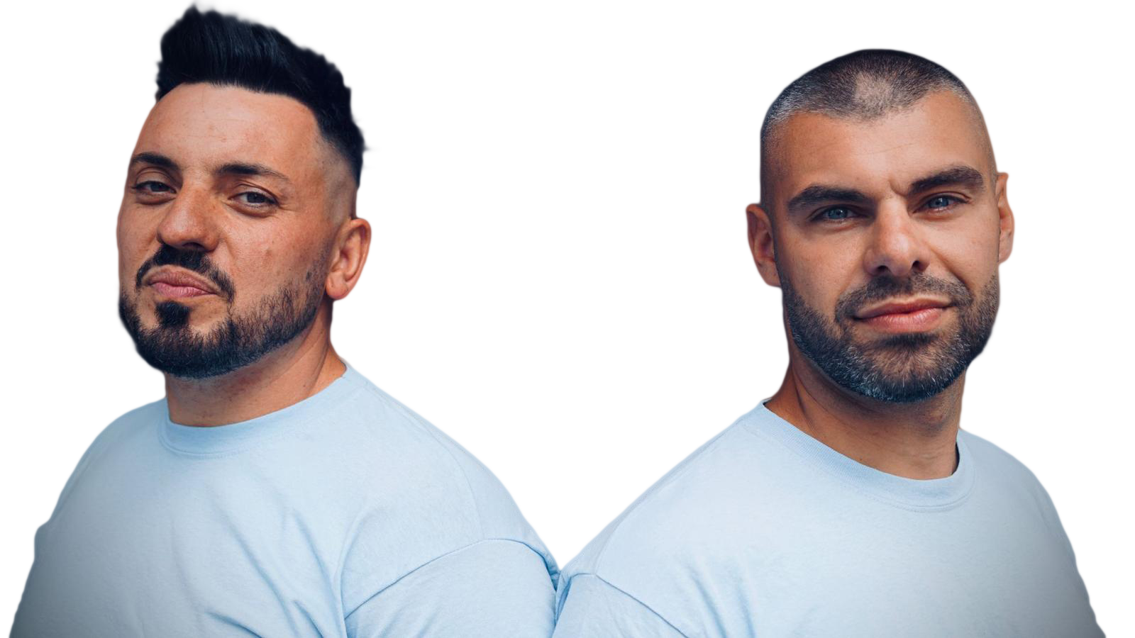 Zwei Männer in hellblauen Hemden posieren Rücken an Rücken vor einem weißen Hintergrund und lächeln mit Bartstoppeln.