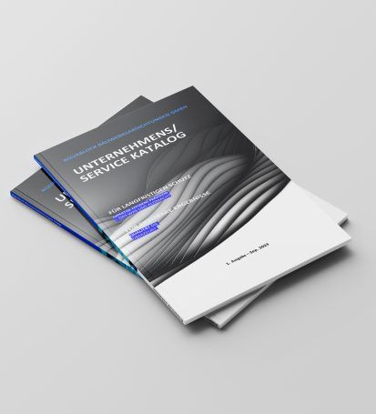 Zwei Broschüren mit dem Titel „Unternehmens-/Servicekatalog“ gestapelt auf einer hellgrauen Fläche.