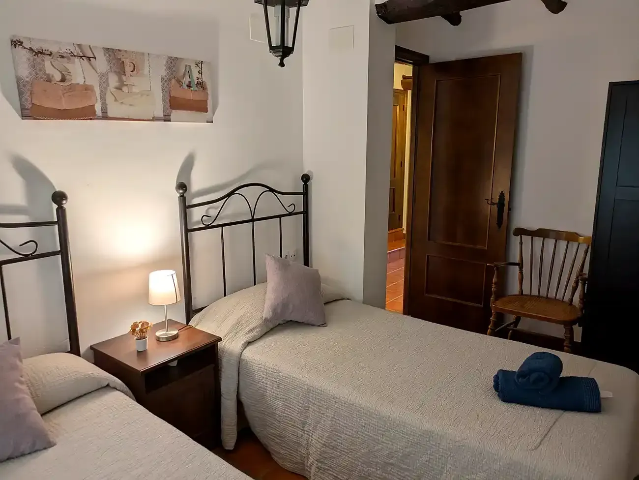 Acogedor dormitorio con dos camas individuales